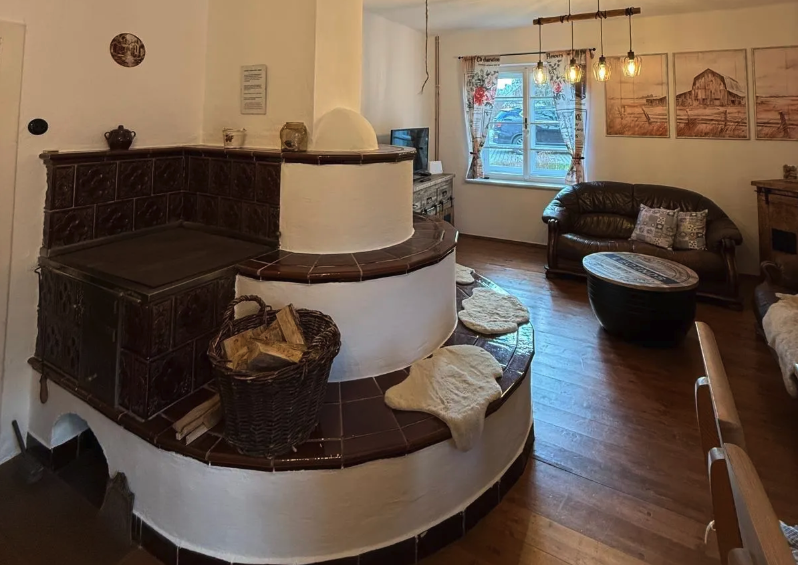 Interiér chalupy s kachlovými kamny